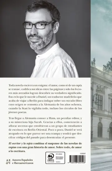 Contraportada El escritor y la espía